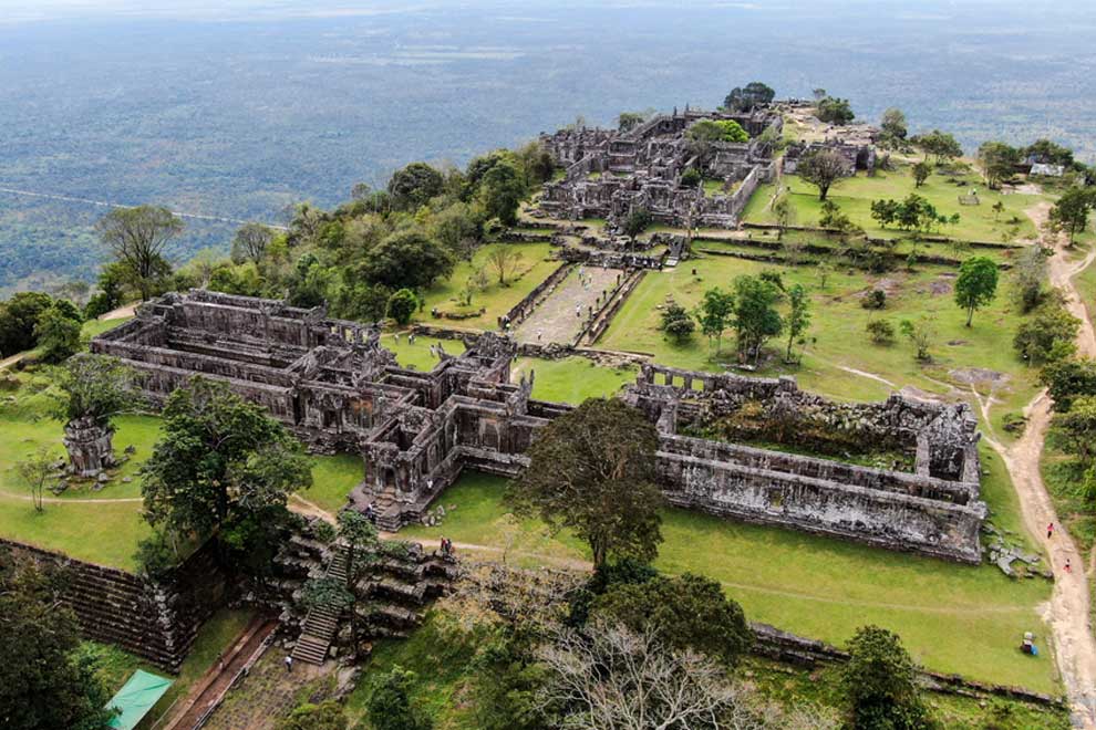 PeteLiquid's tweet image. At the center of the conflict lies the ancient temple of Preah Vihear, perched on a steep cliff on the border between the two countries. Built in the 11th century, this temple became a flashpoint as early as 1907, when French colonial authorities drew the border.

In 1962, the…