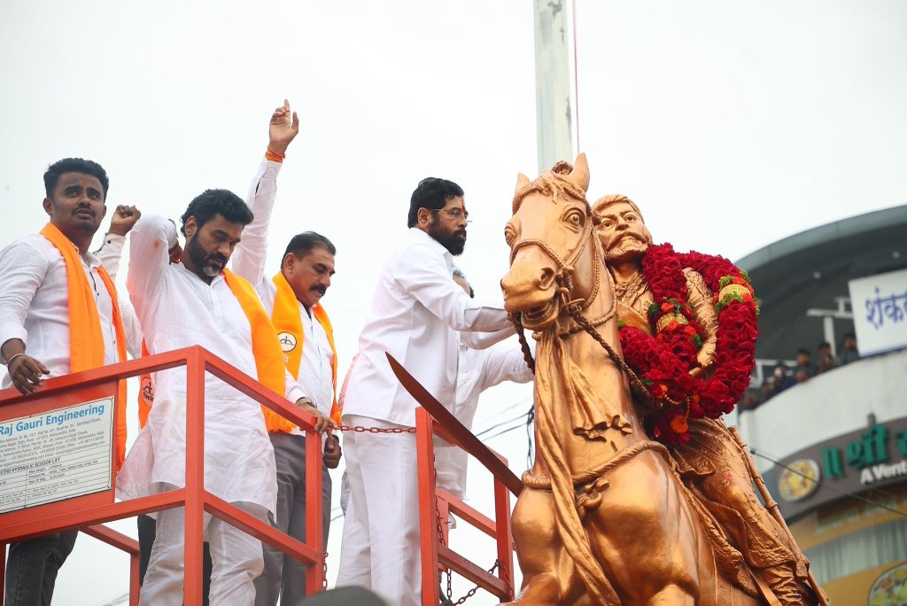 mieknathshinde's tweet image. 📍 #पंढरपूर |
पंढरपुर शहरातील छत्रपती शिवाजी महाराजांच्या पुतळ्याला पुष्पहार अर्पण करून आदरपूर्वक वंदन केले. संत नामदेव महाराज पुरस्कार मिळाल्याबद्दल #शिवसेना #सोलापूर जिल्ह्याच्या वतीने माझा विशेष सत्कार करण्यात आला त्याचे विनम्रपणे स्वीकार करून माझ्या सर्व सहकाऱ्यांचे आभार…