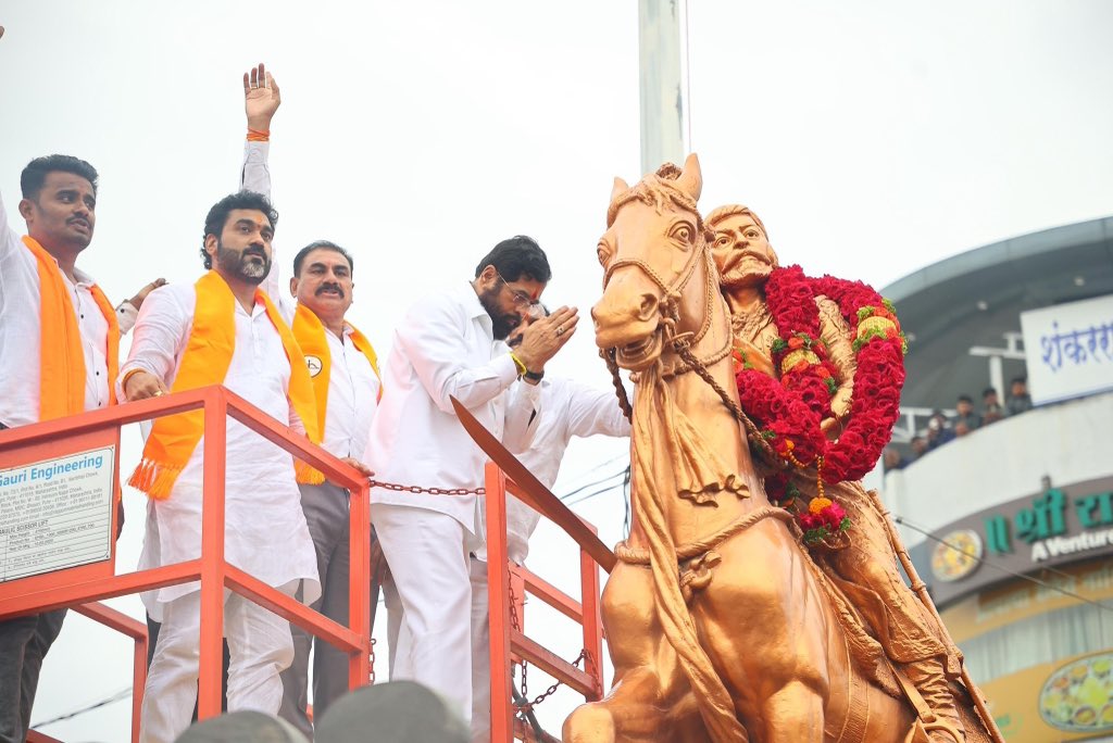 mieknathshinde's tweet image. 📍 #पंढरपूर |
पंढरपुर शहरातील छत्रपती शिवाजी महाराजांच्या पुतळ्याला पुष्पहार अर्पण करून आदरपूर्वक वंदन केले. संत नामदेव महाराज पुरस्कार मिळाल्याबद्दल #शिवसेना #सोलापूर जिल्ह्याच्या वतीने माझा विशेष सत्कार करण्यात आला त्याचे विनम्रपणे स्वीकार करून माझ्या सर्व सहकाऱ्यांचे आभार…