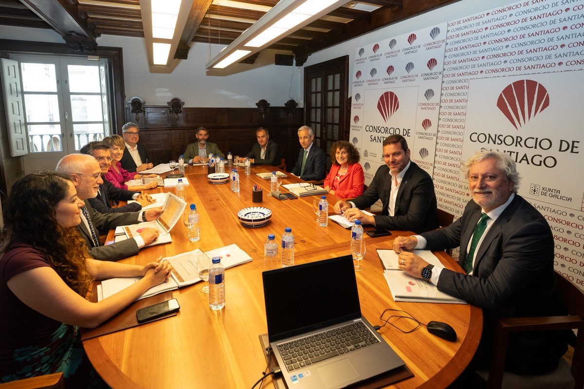 lopezcamposgal's tweet image. Como é costume nas vésperas do Día de Galicia, hoxe reunímonos no Consorcio de Santiago, onde ratificamos o compromiso orzamentario con esta entidade
Mantemos así a senda iniciada no ano 2023, cando acordamos incrementar a nosa achega en 300.000€ durante o trienio 2024-2026