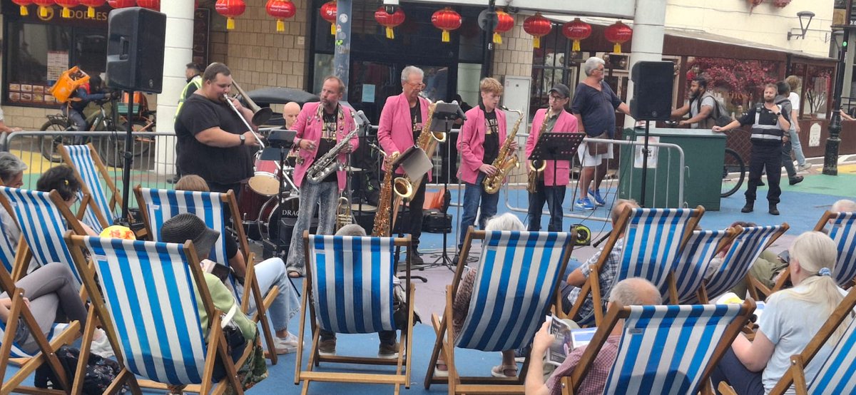 SouthsideDist's tweet image. 🎷 Who&apos;s ready for the second weekend of Jazz Festival?  🎶 Deck chairs out from 5:30PM – see you there!
👉 Full info here: southsidedistrict.co.uk/stories/the-bi… #BJBFESTIVAL