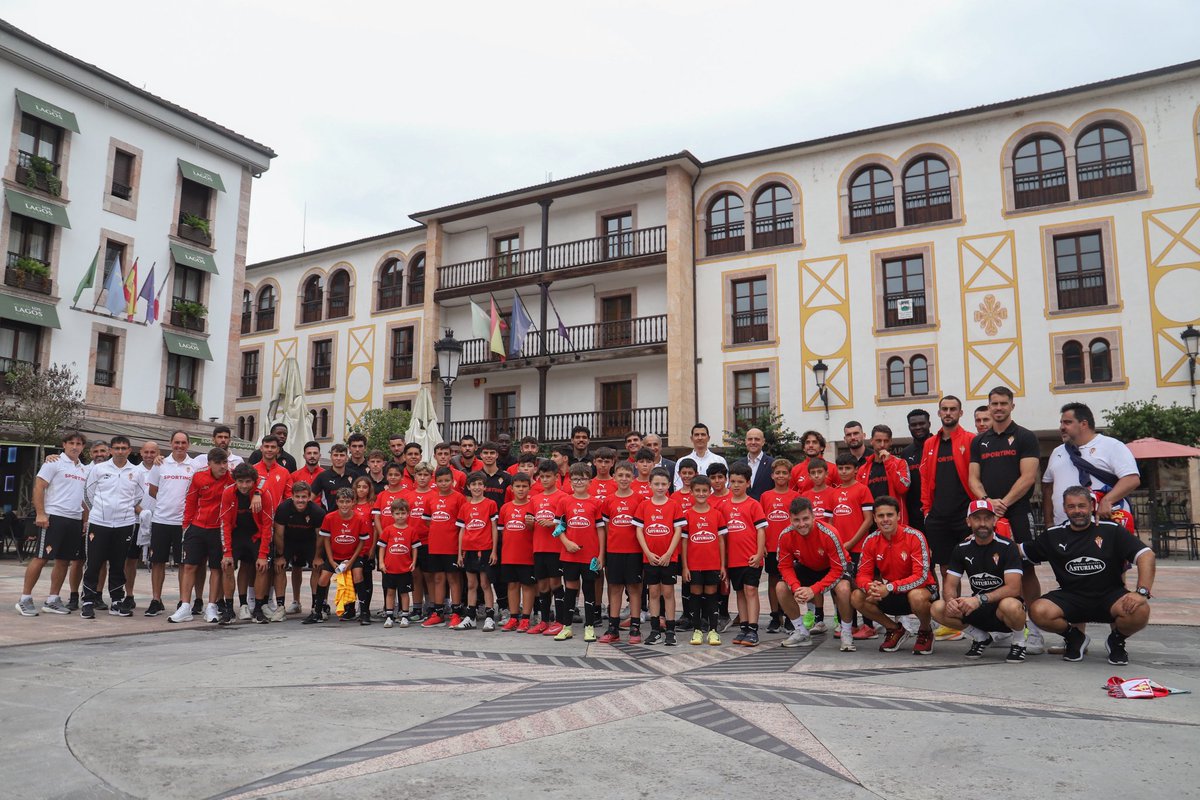 🔴⚪️🫂 El primer equipo, en Cangas de Onís, con los alumnos del Campus Mareo Itinerante.