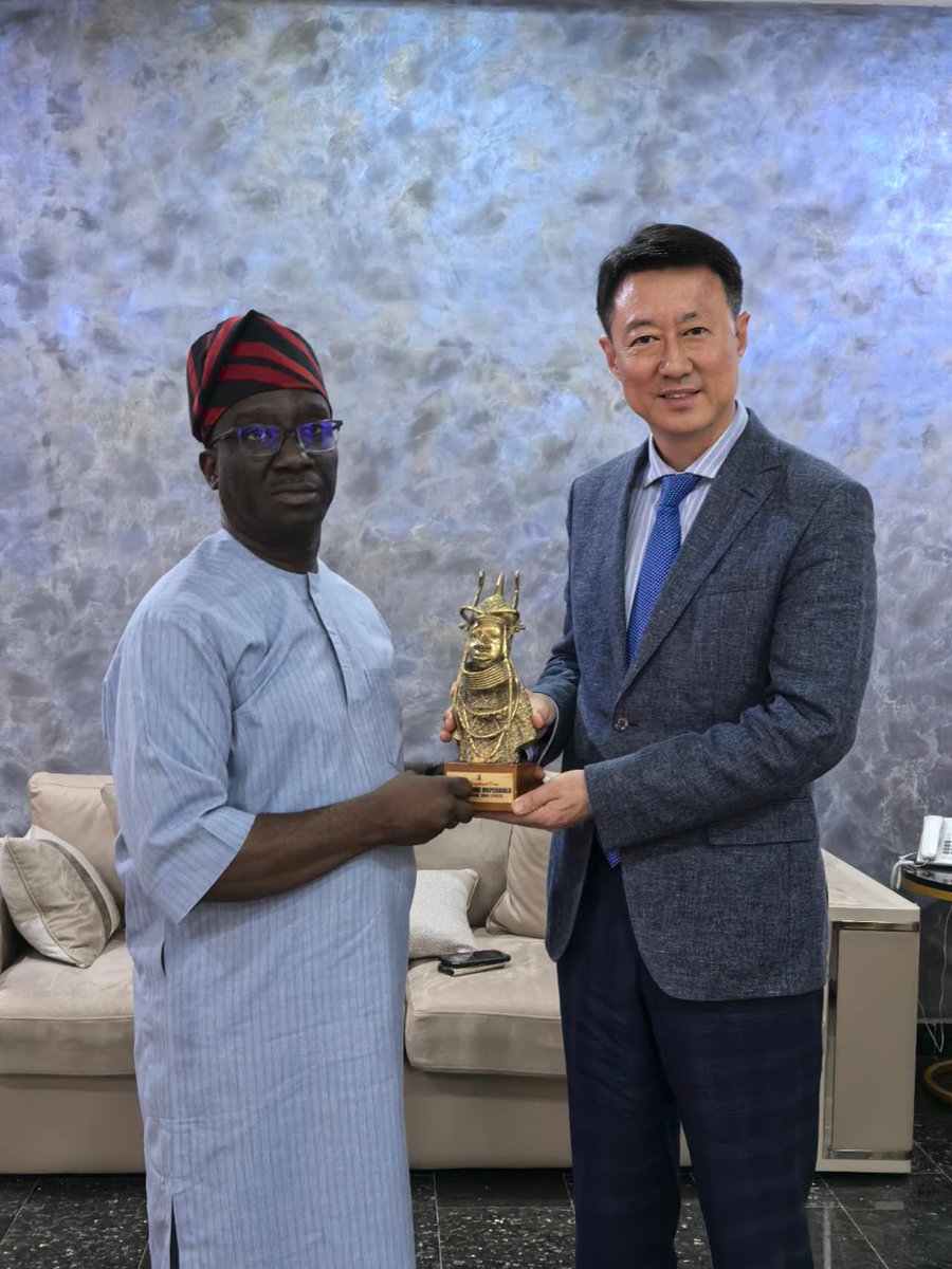 YDunhai's tweet image. Today, I met with H.E. Sen. Monday Okpebholo, Executive Governor of Edo State, in Abuja for a good talk @m_akpakomiza @EdoStateGovt. Edo, rich in resources and potential, has fruitful China cooperation. Sub-national ties are key to China-Nigeria Comprehensive Strategic…