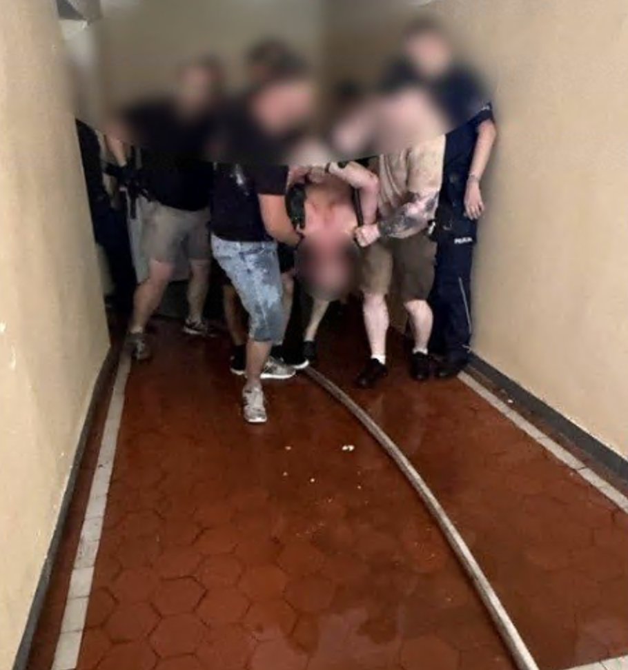 UkroWatch's tweet image. Ukrainiec chciał wysadzić kamienicę w samym centrum Wrocławia. Policja zatrzymała go w ostatniej chwili. 47-latek był wcześniej notowany m. in. za kierowanie gróźb karalnych i znieważenie funkcjonariuszy publicznych.
Czytaj więcej:gazetawroclawska.pl/ukrainiec-chci…
Obserwuj: @ukrowatch