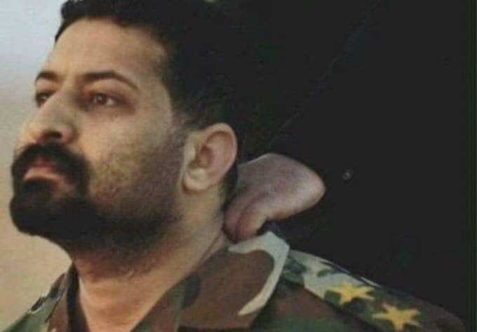 صور التقطت قبل لحظات من الوفاة 🥶

1- في صورة مؤثرة تم التقاطها عام 2017، يقف الضابط العراقي أبو بكر السامرائي بتعبير متحدي وشجاع على وجهه قبل لحظات من إعدامه بشكل مأساوي على يد أحد المسلحين