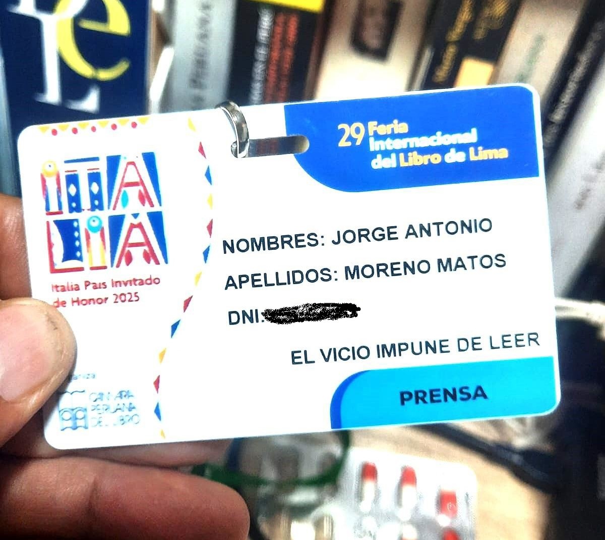 historiador's tweet image. Me olvidé contarles. Desde ayer ya cuento con acreditación oficial de prensa para cubrir las actividades de la #FILLima2025. Agradezco a la CPL por corregir el error y facilitar mi trabajo. Pero esta historia aún está incompleta y sería muy ingrato si no la contara toda.
Luego de…