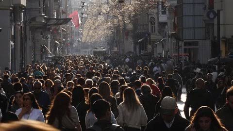 Mahfi Eğilmez:

“Ödediği vergilerin nereye harcandığını sormayan bir toplum, her geçen gün daha fazla vergi ödemek zorunda kalır.”