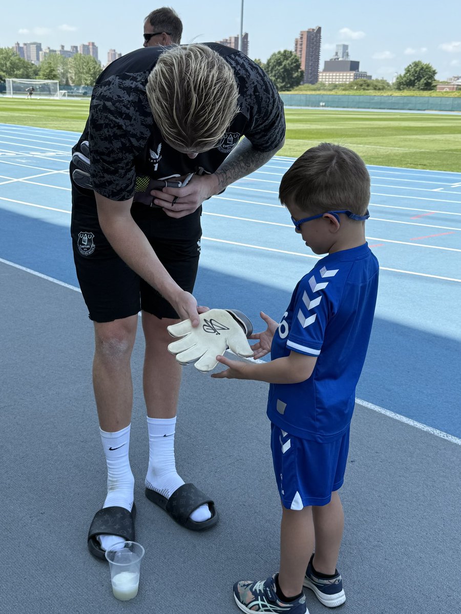 BmoreToffees's tweet image. JP gifting his gloves to our young Baltimore Toffees fans!
@JPickford1’s dynamite! (Yeah the song is stuck in our heads too!)