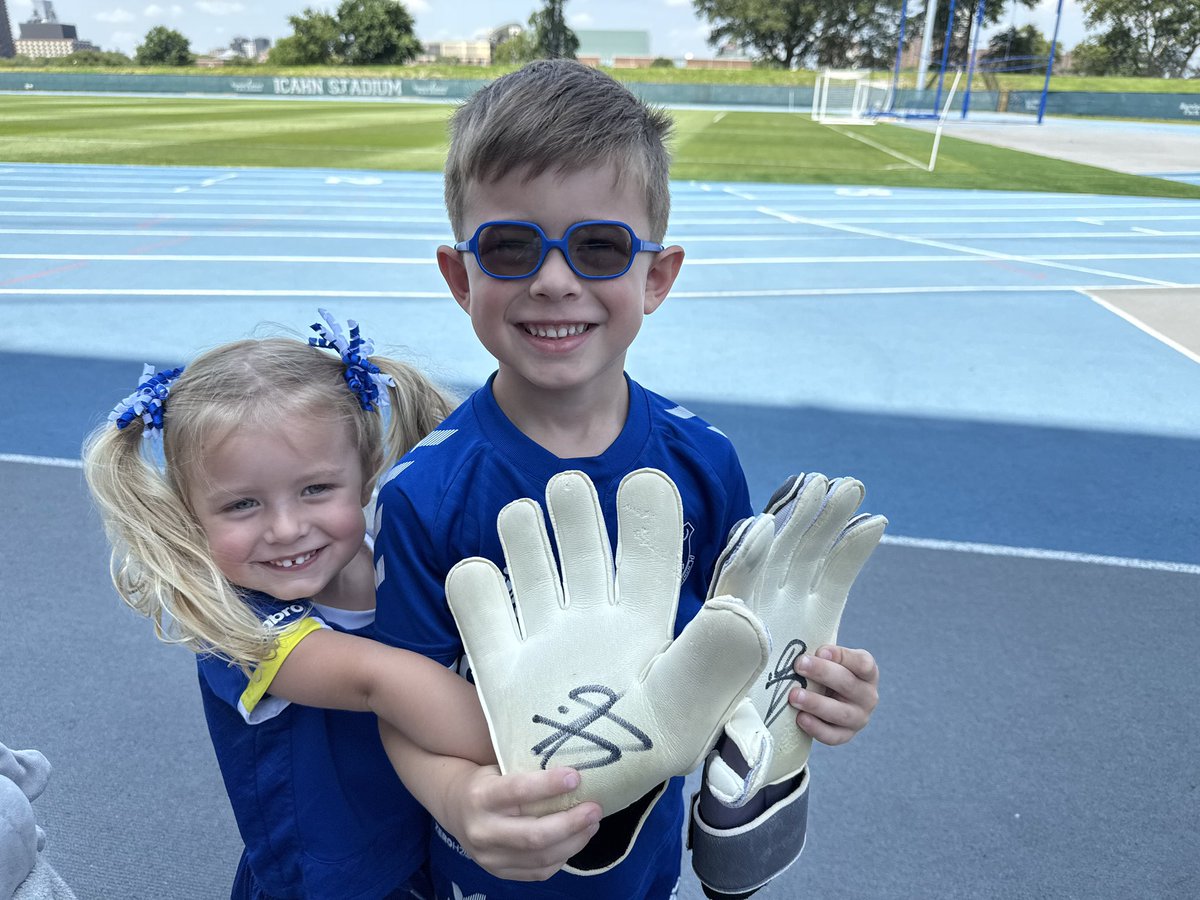 BmoreToffees's tweet image. JP gifting his gloves to our young Baltimore Toffees fans!
@JPickford1’s dynamite! (Yeah the song is stuck in our heads too!)