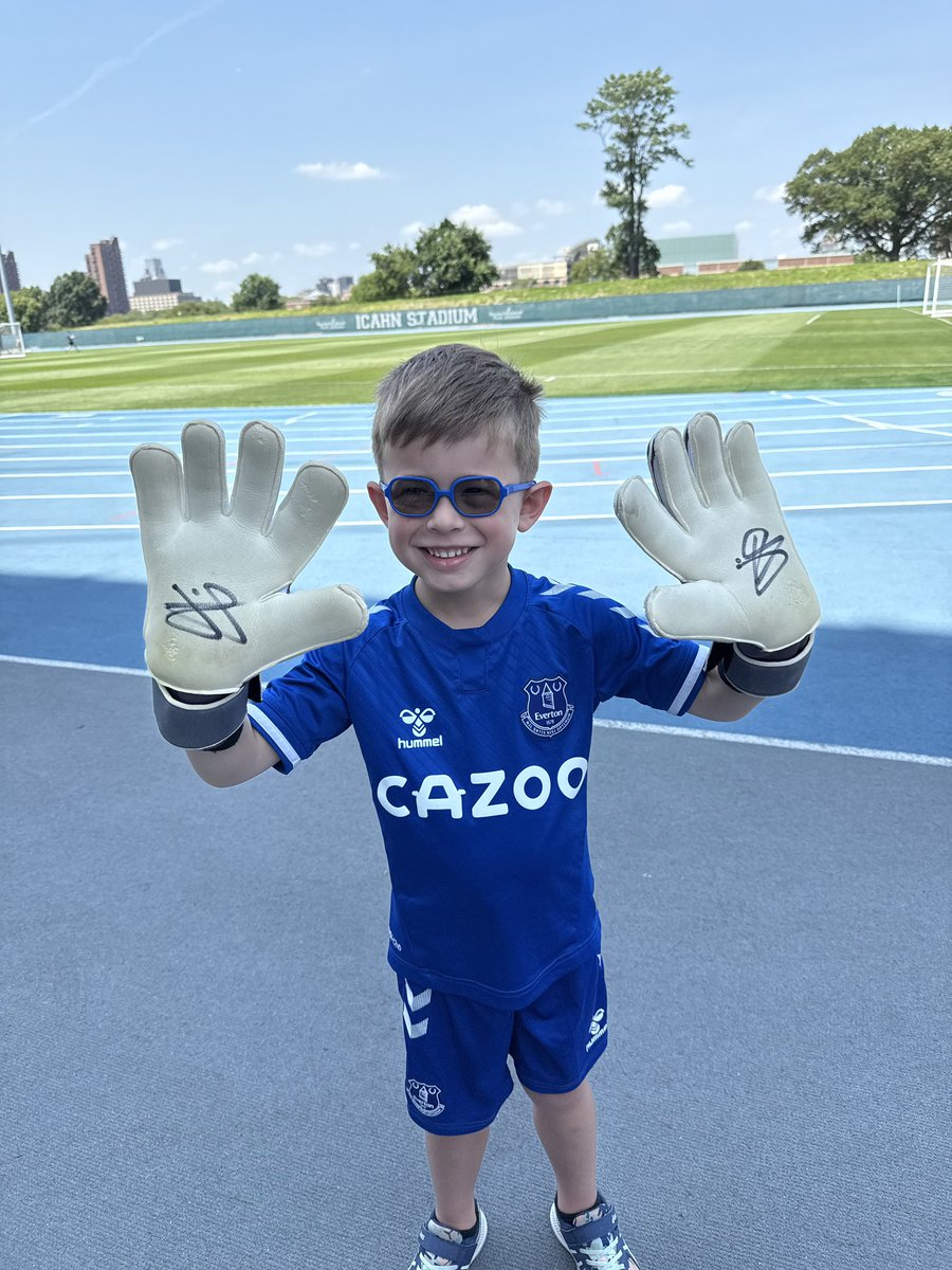 BmoreToffees's tweet image. JP gifting his gloves to our young Baltimore Toffees fans!
@JPickford1’s dynamite! (Yeah the song is stuck in our heads too!)