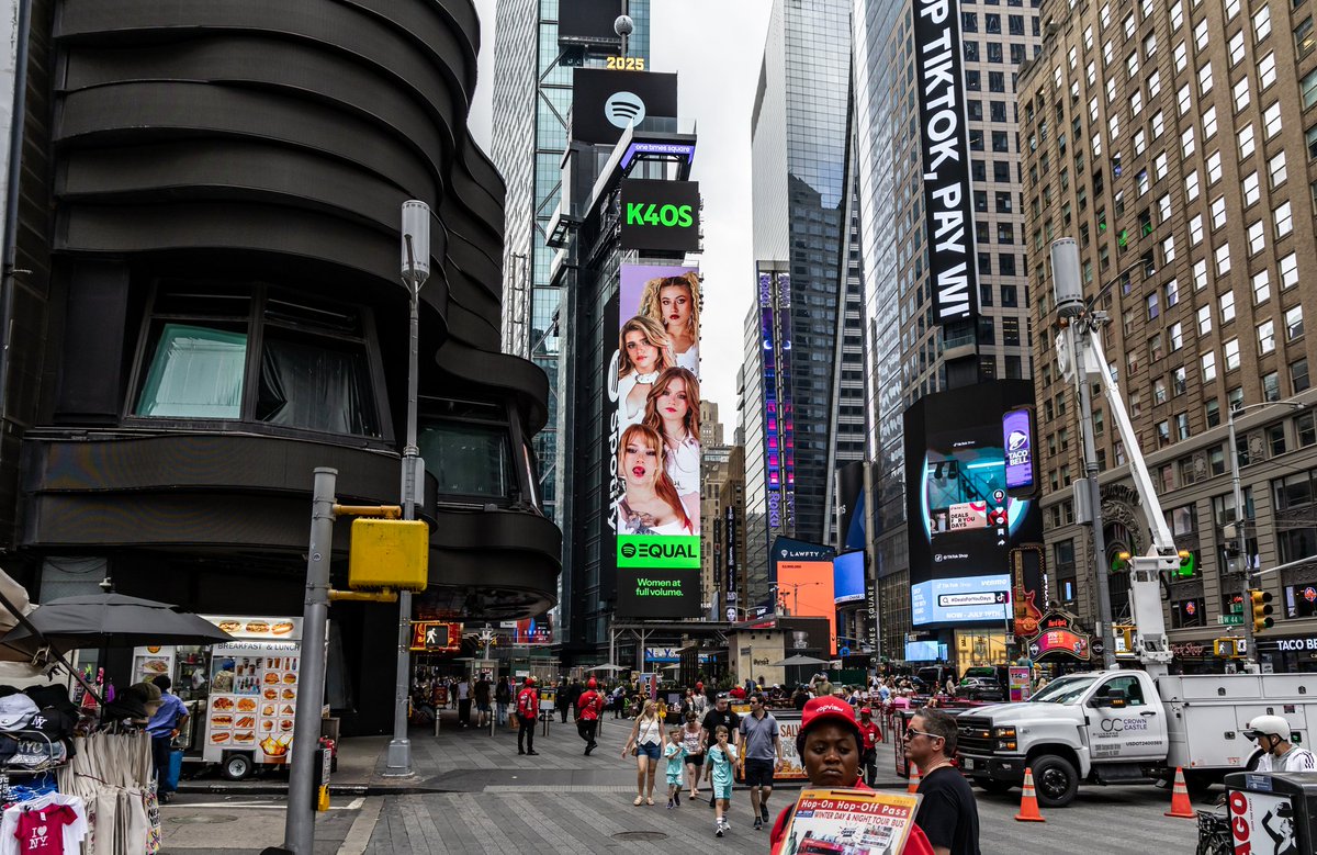 K4OS_oficial's tweet image. K4OTICOS! Estamos en Times Square🥹 no lo podemos creer... gracias por el apoyo @SpotifyARG 🫶🏻