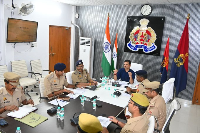 POLICE COMMISSIONERATE VARANASI (@varanasipolice) on Twitter photo साइबर अपराधों के Modous Operendi से होते रहेंगे अपडेट , नई तकनीकों का होगा नियमित प्रशिक्षण - #CP_VNS <a href="/mhtagarwal/">Mohit Agarwal, IPS</a>
साइबर सेल व साइबर थाना के कार्यों की की गई मासिक समीक्षा।
#UPPolice
#PoliceCommissionerateVaranasi साइबर अपराधों के Modous Operendi से होते रहेंगे अपडेट , नई तकनीकों का होगा नियमित प्रशिक्षण - #CP_VNS <a href="/mhtagarwal/">Mohit Agarwal, IPS</a>
साइबर सेल व साइबर थाना के कार्यों की की गई मासिक समीक्षा।
#UPPolice
#PoliceCommissionerateVaranasi