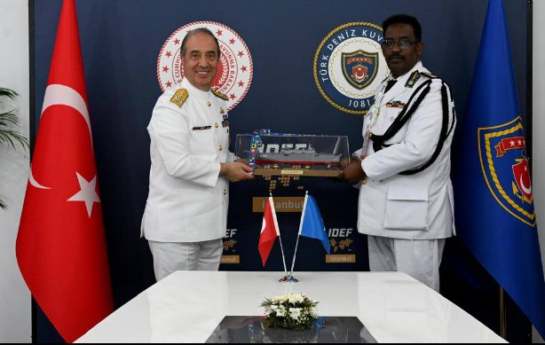 Commander of the Somali Navy, Gen. Abduwahaab Omar, met today in Ankara with Turkish Naval Forces Commander, Adm. Ercüment Tatlıoğlu. The two sides discussed strategic cooperation to strengthen Somalia’s Navy and Coastal Defense Forces and advance maritime security.