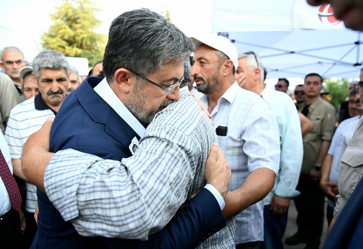 Eskişehir Seyitgazi’de meydana gelen orman yangınında, Yeşil Vatanımızı canı pahasına savunarak Hakk’a yürüyen orman kahramanımız Eyüp Dereli’yi ebediyete uğurladık.

Yeşil Vatanımızı korurken şehadete yürüyen tüm orman kahramanlarımızı rahmet ve minnetle anıyorum.

Rabb’im