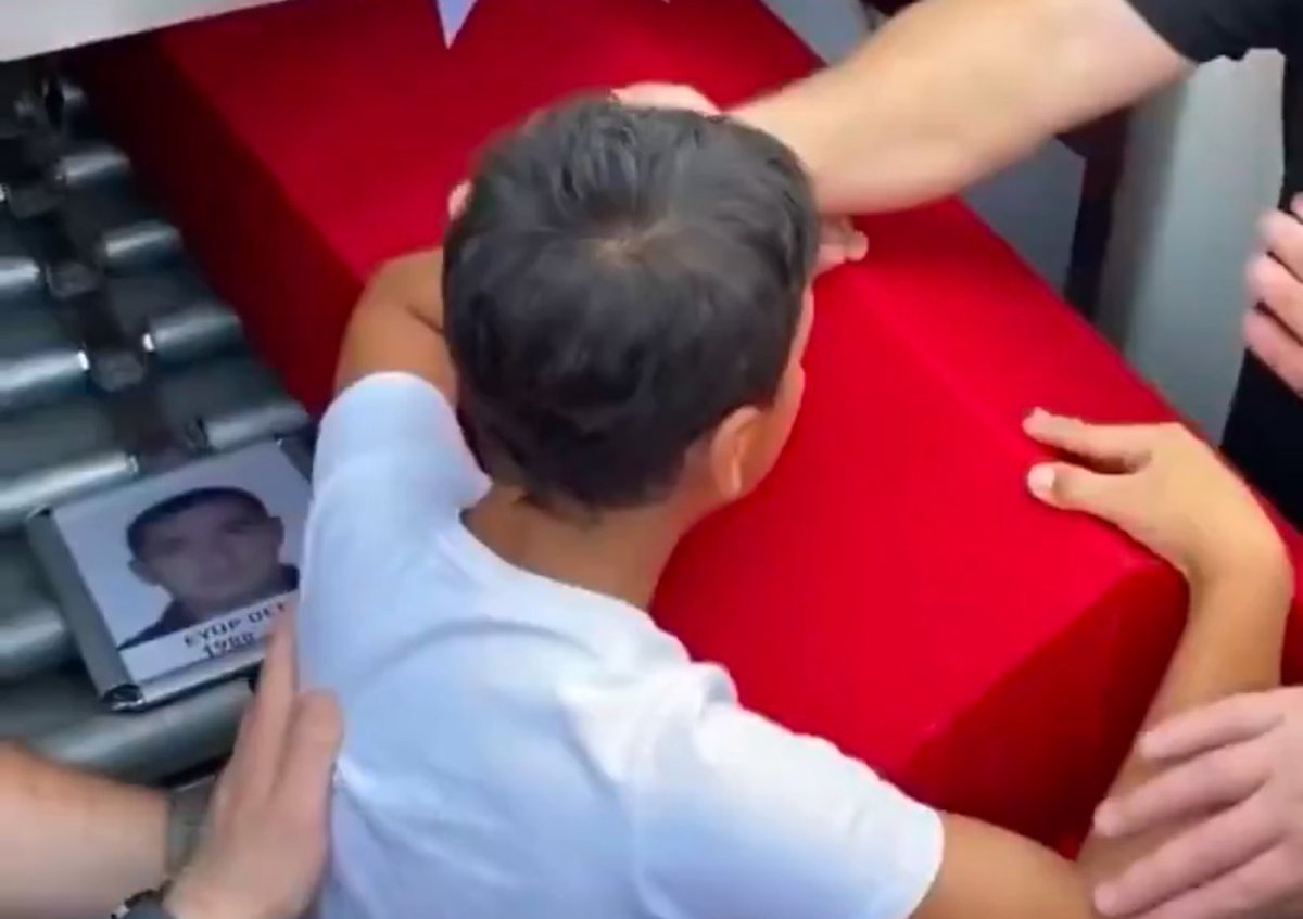 Eskişehir'deki orman yangınında şehit olan Eyüp Dereli'nin oğlu:

"Baba, ben sensiz ne yapacağım?"