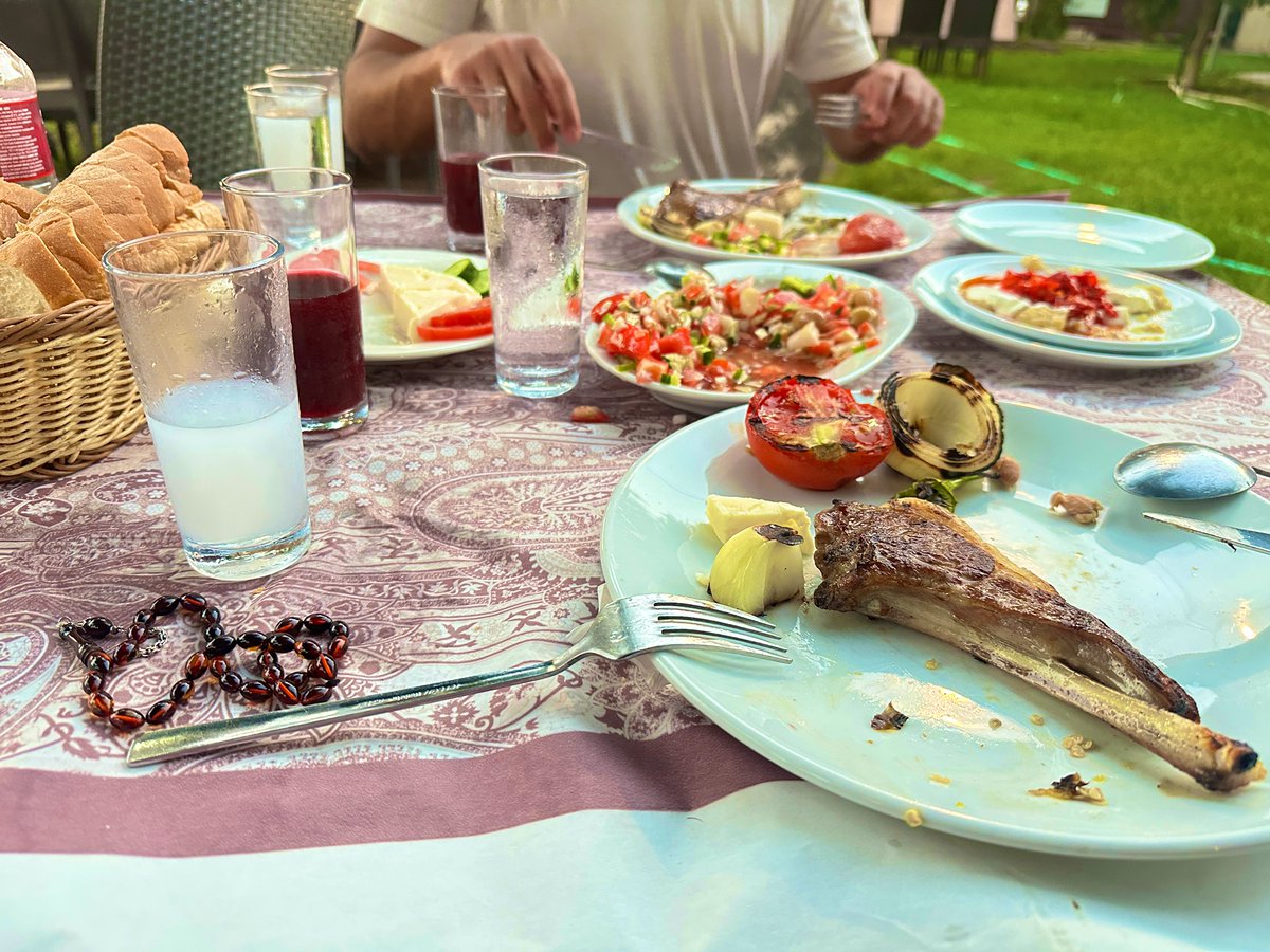 masasında kağıt serili yerde erkek erkeğe yapılan kendi pişir kendin ye organizasyonu……..

daha iyi bir terapi yöntemi yoktur