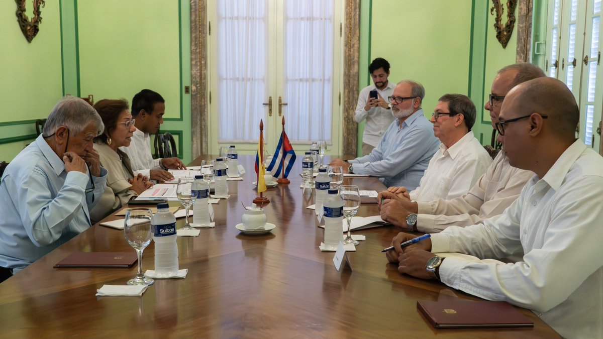 BrunoRguezP's tweet image. A @ryvillavicencio, Canciller encargada de #Colombia, expresé mi satisfacción por su visita a #Cuba, en marco de graduación 165 estudiantes colombianos en ELAM.

Resalté buen estado de relaciones bilaterales e interés en profundizar nexos económico-comerciales y de cooperación.
