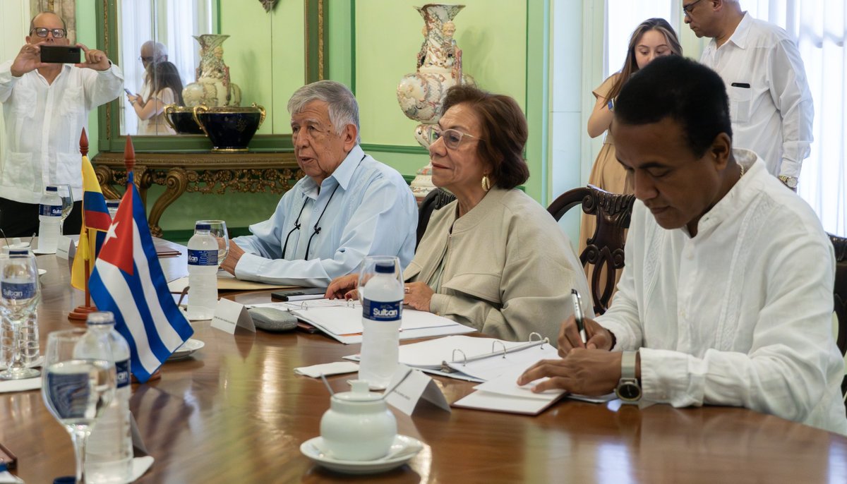 BrunoRguezP's tweet image. A @ryvillavicencio, Canciller encargada de #Colombia, expresé mi satisfacción por su visita a #Cuba, en marco de graduación 165 estudiantes colombianos en ELAM.

Resalté buen estado de relaciones bilaterales e interés en profundizar nexos económico-comerciales y de cooperación.