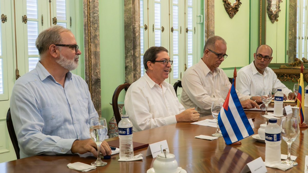 BrunoRguezP's tweet image. A @ryvillavicencio, Canciller encargada de #Colombia, expresé mi satisfacción por su visita a #Cuba, en marco de graduación 165 estudiantes colombianos en ELAM.

Resalté buen estado de relaciones bilaterales e interés en profundizar nexos económico-comerciales y de cooperación.