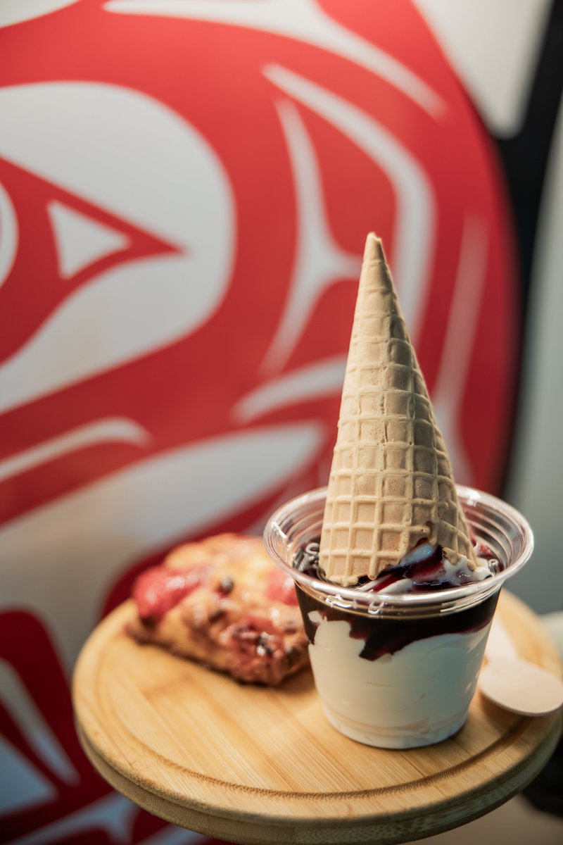 YVRaeroport's tweet image. Dites-nous que c’est l’été sans nous dire que c’est l’été. Commencez vos vacances avec ces délicieuses glaces disponibles à YVR :
🍦 Affogato à l’avoine vanille de Mister chez Paragon Tea Room
🍦 Tokyo Wagashi chez Japadog
🍦 Frozen Tipi chez Salmon n Bannock