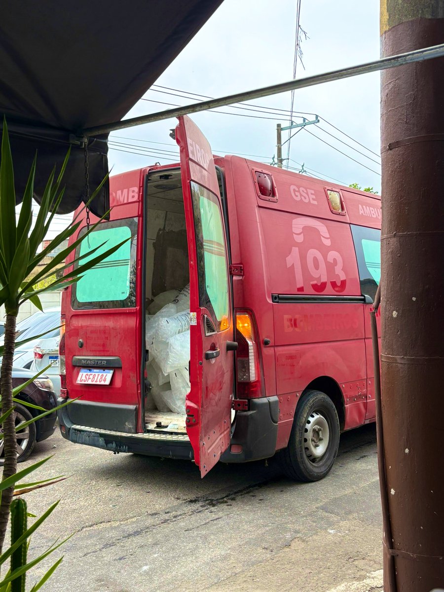 bryanclemrj's tweet image. Em Bangu, o ritmo é outro. Ambulância vira caminhão do gelo e ninguém bebe bebida quente no calor banguense.