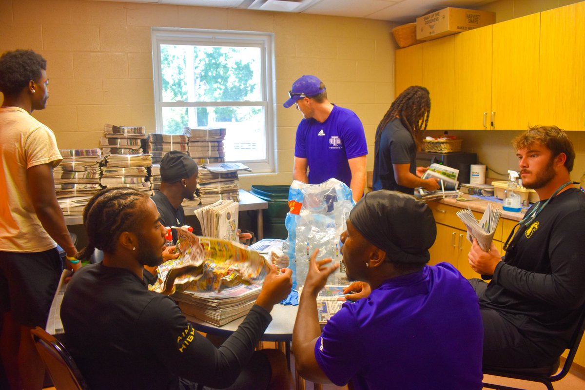 TNTechFootball's tweet image. Tennessee Tech Football takes on Cookeville-Putnam County Animal Shelter!🐶
Thank you for having us! We enjoyed all of the tail wags and play time!💜💛
#AimHigh | #WingsUp