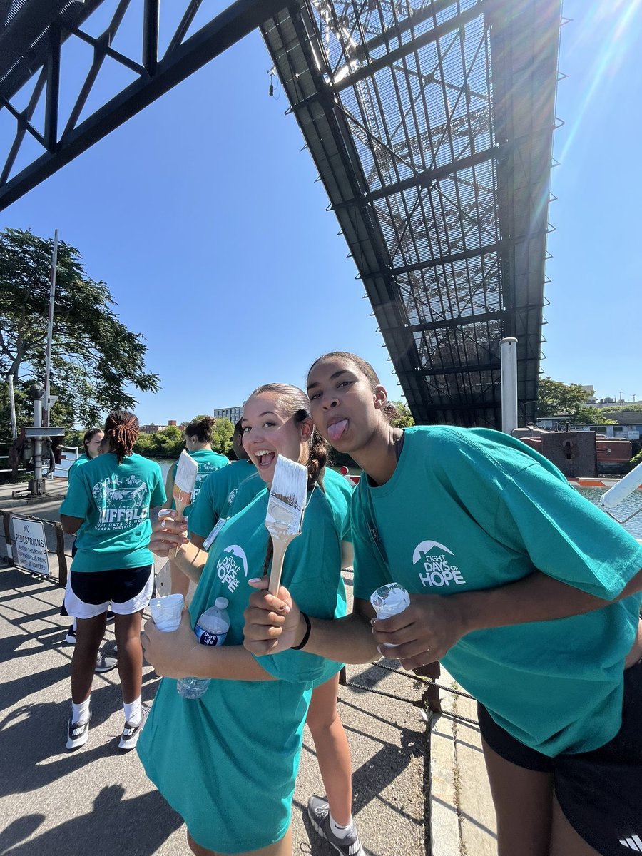 GriffsWBB's tweet image. Year 2 of partnering with @eightdaysofhope !! Your #Griffs helped with a painting project at Freedom Park!