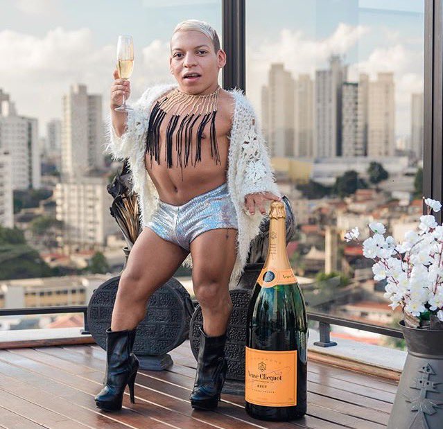 pensando em que look usar pro rodeio quero algo que mostre que moro em são paulo mas que ao msm tempo reverbere como um grito nostálgico referente aos tempos felizes em que vivi no interior