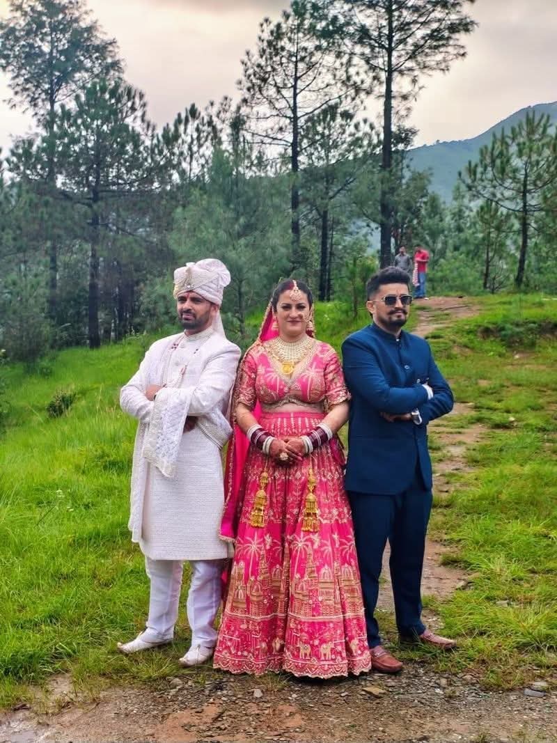 mohsin__zaid's tweet image. سنیتا چوہان اپنے دو شوہروں کیساتھ،
ارمان ملک اپنی دو بیویوں کیساتھ۔۔۔
ایک دوست نے سوال کیا کہ اب سنیتا چوہان کی دو شادیوں کے بارے آپ کیا کہیں گے،
میں نے کہا بھائی لاجکل تو جواب دونوں کا ہی ایک جیسا ہے۔۔
"جو افورڈ" کرتا ہے دو دو رکھ لے۔۔
ہم تو نہیں کرتے۔۔