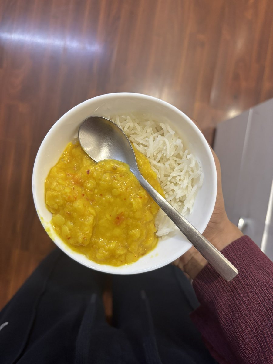 dontcrysaanjh's tweet image. dal and rice! (literally only 296 cals for such a big portion i love rice)