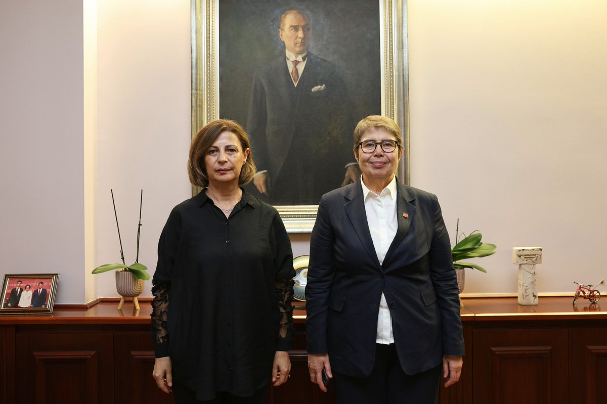 ayseunluce's tweet image. Seyitgazi’de devam eden orman yangınında yaralanan orman işçisini ziyaret etmek üzere şehrimize gelen Sağlık Bakanlığından Sorumlu Genel Başkan Yardımcımız Dr. Zeliha Aksaz Şahbaz’a nazik ziyareti için teşekkür ediyorum.
@drzelihaaksaz