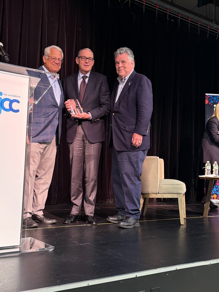 Throwback to a remarkable evening with my friend—and one of the finest storytellers of our time. The Gold Coast Forum was proud to present Daniel Silva with the first-ever Nelson DeMille Award. A fitting honor for a true giant of the genre.

#throwbackthursday #DanielSilva