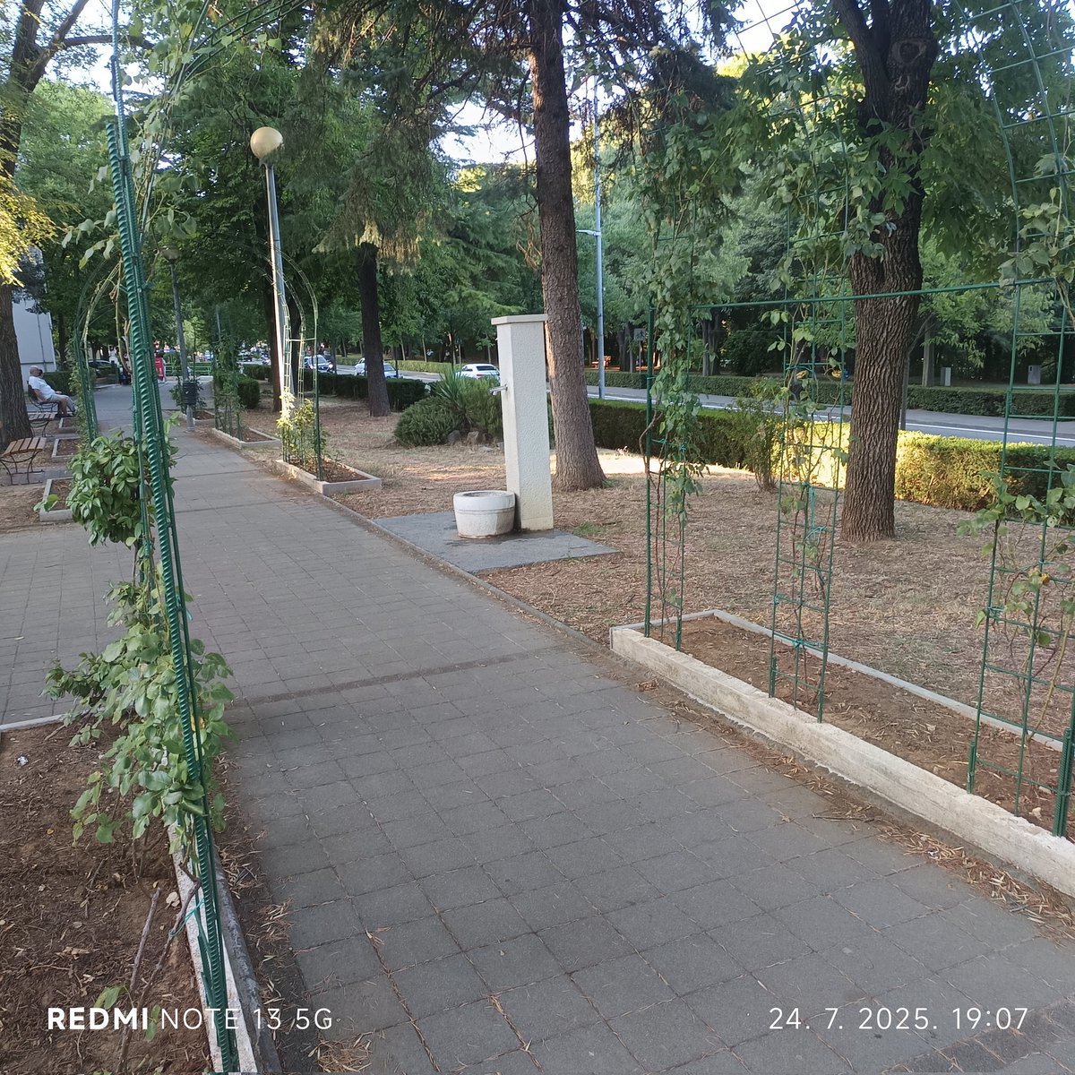 DraganaSok20147's tweet image. Dok Senf u Zagrebu stavlja one ružne I bezdušne slavine za vodu od metala mi u Kninu imamo isklesane od kamena......
@ttomasevichr @mozemoHR