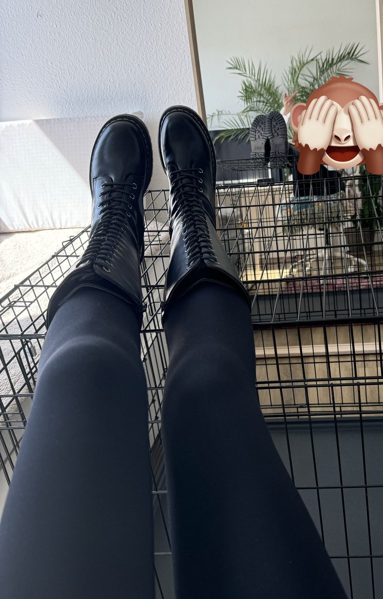 Ich suche dir einen KG in XXS und verschließe dich. Deal?🐶🤍💓
Findom 🍭