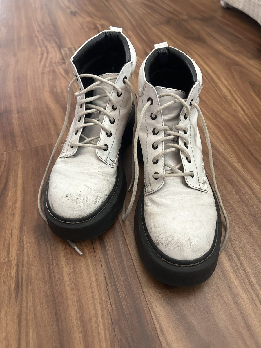 CAMISADOKIDZ's tweet image. i need to make pretty odd shoes now… i have a pair of white boots that i hate.. do i make them match the afycso converse