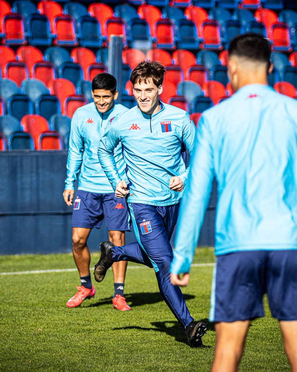garcialuciano27's tweet image. #Tigre🐯 Última práctica antes de Unión ⚽
🔁 Vuelve Arias a la lista en lugar de Garay. 24 convocados porque también viaja Fuster.
✅ El resto los mismos que con Argentinos.
❌ Romero y Oviedo en recuperación.
✈️ El plantel viaja por la tarde desde Aeroparque rumbo a Santa Fe.