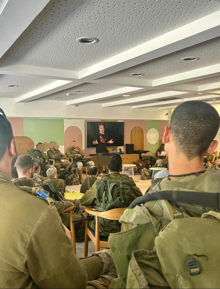 shailevy6's tweet image. מוקדם יותר השבוע הייתי באולפן כשיצא עוד הותר לפרסום, שני שהיה יום אחרי יום. בסוף המשדר אמרתי שאני לא בטוח שיש בזה נחמה, אבל החיילים בעזה שיביטו לאחור יראו מעבר לכתף את יישובי העוטף מתמלאים מחדש ומי שהיו פליטים בארצם חזרו לביתם.
גם אנחנו חזרנו. ולראשונה מזה שנתיים, מסעדת הנעורים…