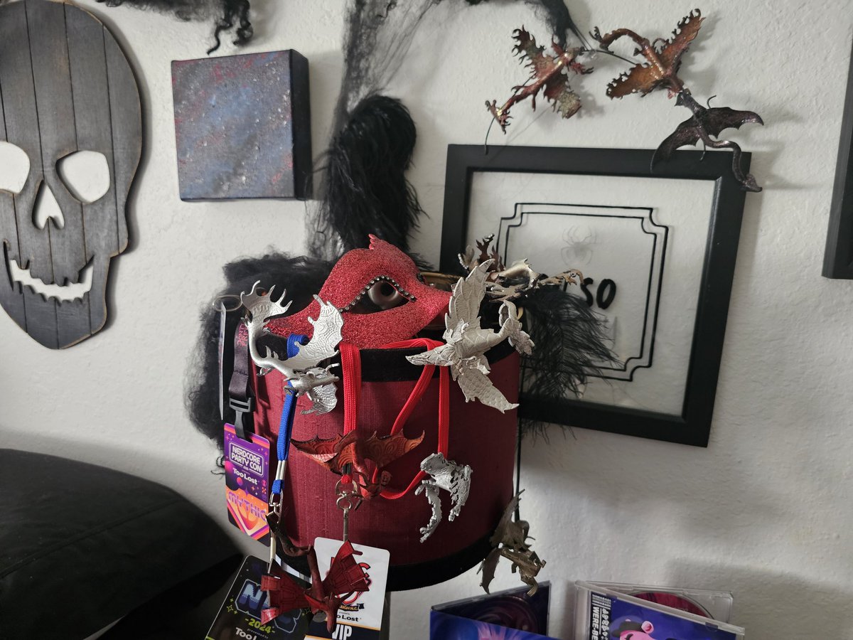 alexcrudie's tweet image. For everyone who was asking me about the dragons in my hair, this is about how many I've got 🤣