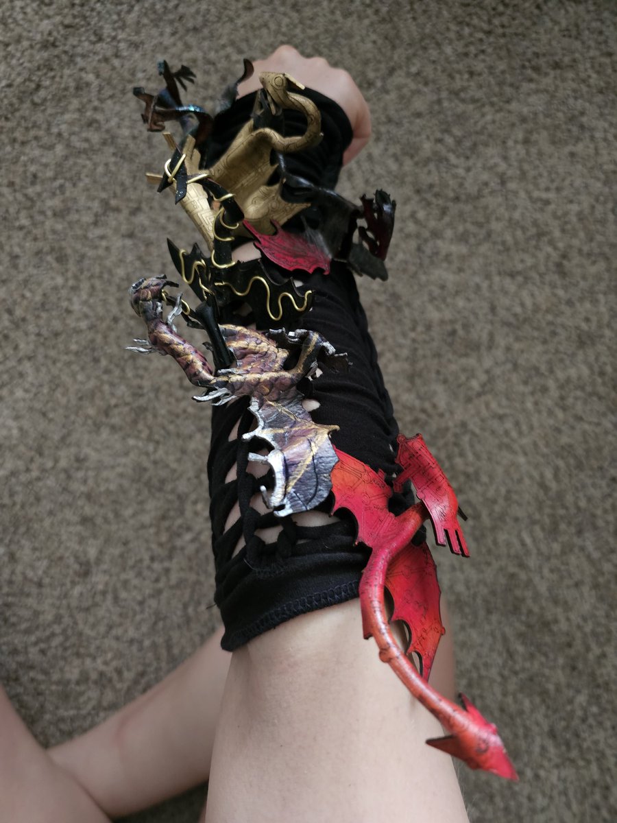 alexcrudie's tweet image. For everyone who was asking me about the dragons in my hair, this is about how many I've got 🤣