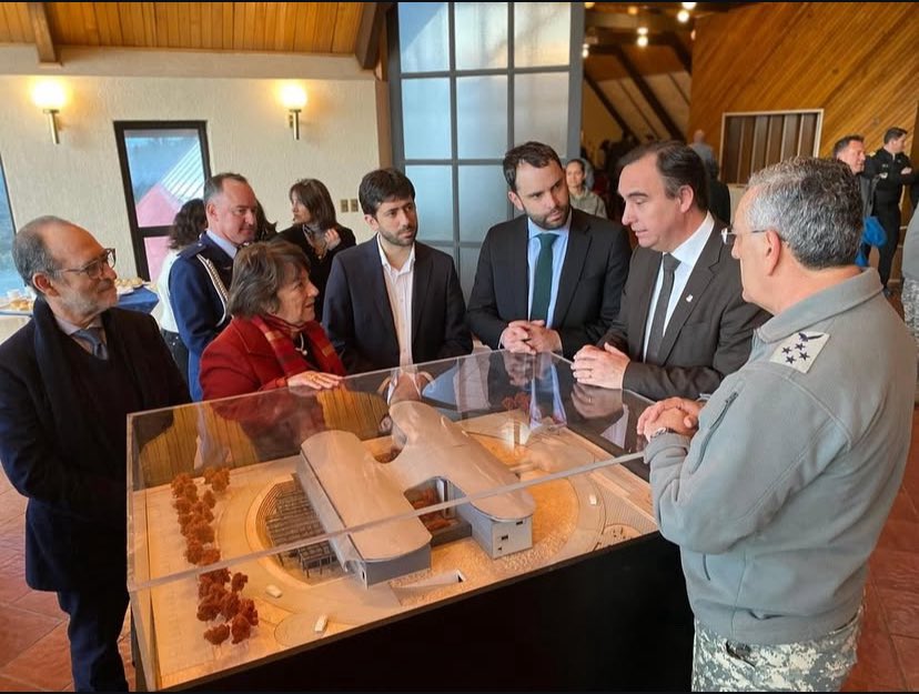 cesar_quezada's tweet image. General de la IV brigada aérea presenta maqueta a la Ministra de Defensa, Gobernador y al Delegado de la región de Magallanes y Antártica chilena 🇦🇶🇨🇱 de la futura Central Satelital Terrestre de la Fuerza Aérea de Chile
Estará ubicada en la base Chabunco de Punta Arenas 🛰️
#puq