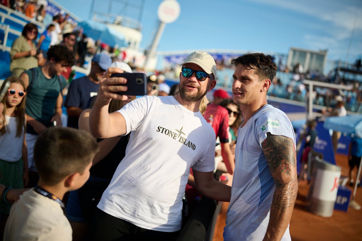 ATP Tour en Español (@atptour_es) on Twitter photo Acaparando las miradas 📸
🇦🇷 <a href="/camilougo/">Camilo Ugo carabelli</a> es el primer semifinalista en Umag y ya espera rival: Prizmic o Darderi.
<a href="/CroatiaOpenUmag/">Croatia Open Umag</a> | #CroatiaOpen Acaparando las miradas 📸
🇦🇷 <a href="/camilougo/">Camilo Ugo carabelli</a> es el primer semifinalista en Umag y ya espera rival: Prizmic o Darderi.
<a href="/CroatiaOpenUmag/">Croatia Open Umag</a> | #CroatiaOpen