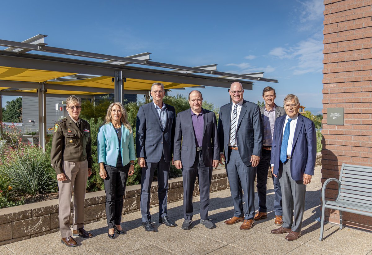 CUAnschutz's tweet image. This week,@SecVetAffairs and @GovofCO visited the Marcus Institute for Brain Health at #CUAnschutz to discuss leading-edge traumatic brain injury care for veterans and first responders.
🗞️ Read about the full visit: bit.ly/4obiahM