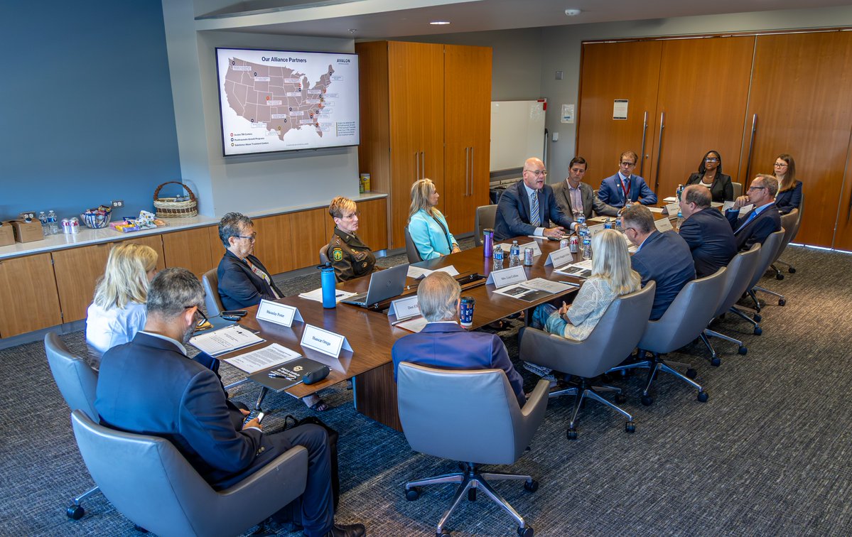 CUAnschutz's tweet image. This week,@SecVetAffairs and @GovofCO visited the Marcus Institute for Brain Health at #CUAnschutz to discuss leading-edge traumatic brain injury care for veterans and first responders.
🗞️ Read about the full visit: bit.ly/4obiahM