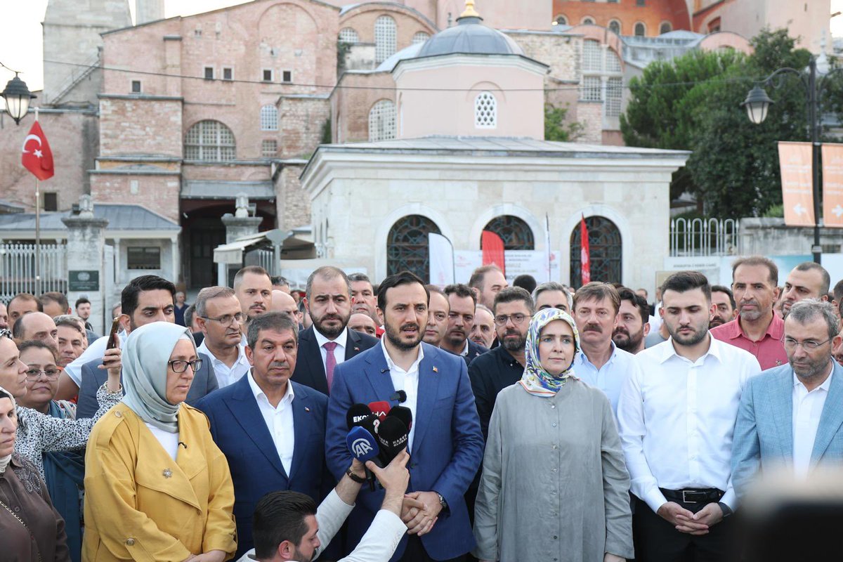 Ayasofya’da bir sabah, bir zafer, bin şükür…

Bugün, milletimizin iradesiyle Ayasofya-i Kebir Cami-i Şerifi’nin ibadete açılışının 5. yıl dönümünü idrak ediyoruz.
Bir asra yaklaşan sessizliğe, milletimizin duası ve liderimizin cesaretiyle son verildi.

 Ayasofya, yeniden ümmetin