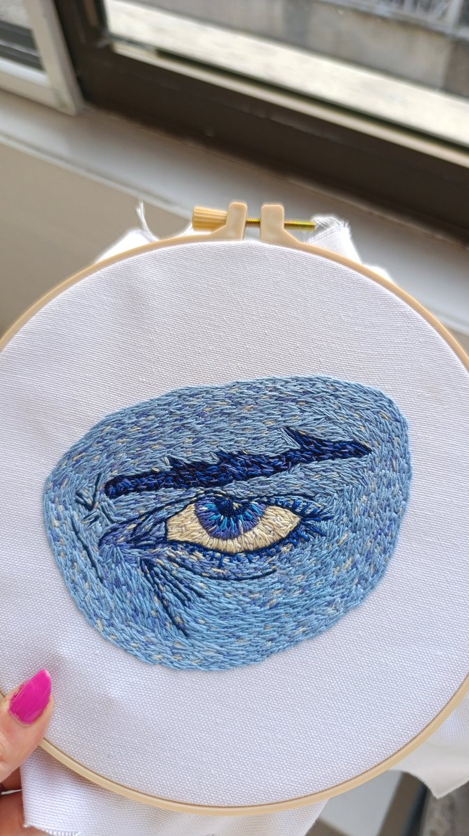 Bugün bitirdim. 
Portre yapımı için vücut parçalarıyla başladım. İlk nakış göz temalıydı ve maviyi seçtim. Instagram sayfamda video şeklinde de paylaştım. 
instagram.com/lafemmeos