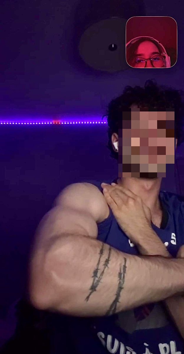 Azaz_zel's tweet image. Flexing while playing marvel rivals