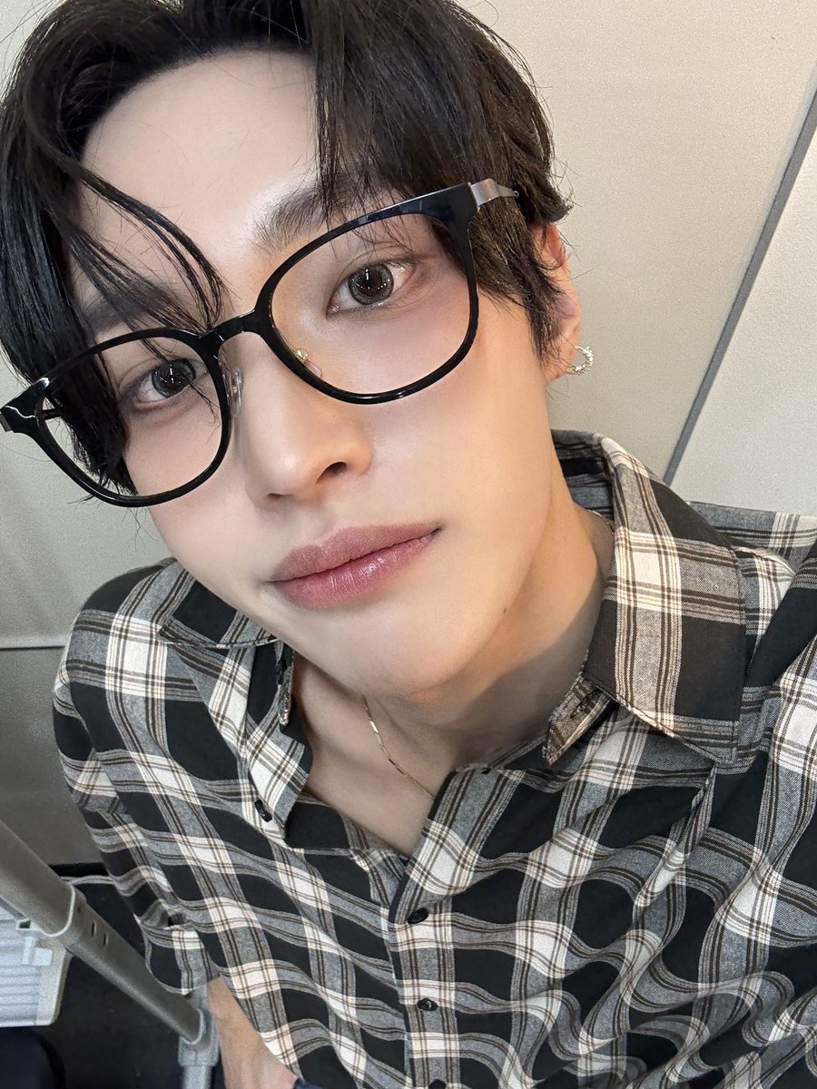 사이타마 콘서트에서 기타 연주 포즈를 취하는 원빈