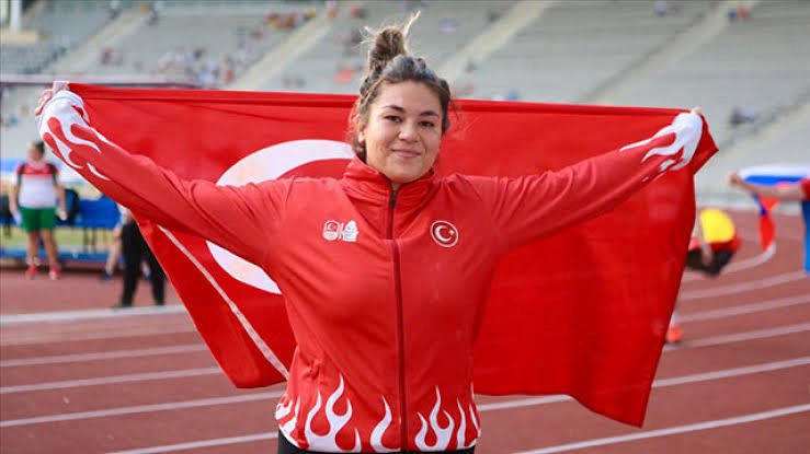 mecezey's tweet image. Özlem Becerek, 2025 FISU Üniversite Yaz Oyunları kadınlar disk atma finalinde altın madalya kazandı. Kutluyorum
