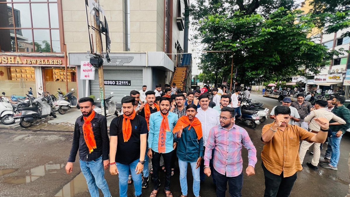 ABVPGujarat's tweet image. ઓડિશા NSUI ના પ્રમુખ દ્વારા 19 વર્ષની વિદ્યાર્થિની પર રાત્રિભોજનમાં ડ્રગ્સ પીવડાવીને બળાત્કાર કરવાના આરોપમાં #ABVPRajkot મહાનગર દ્વારા વિરોધ પ્રદર્શન કરવામાં આવ્યું

#ABVPGujarat #OdishaHorror