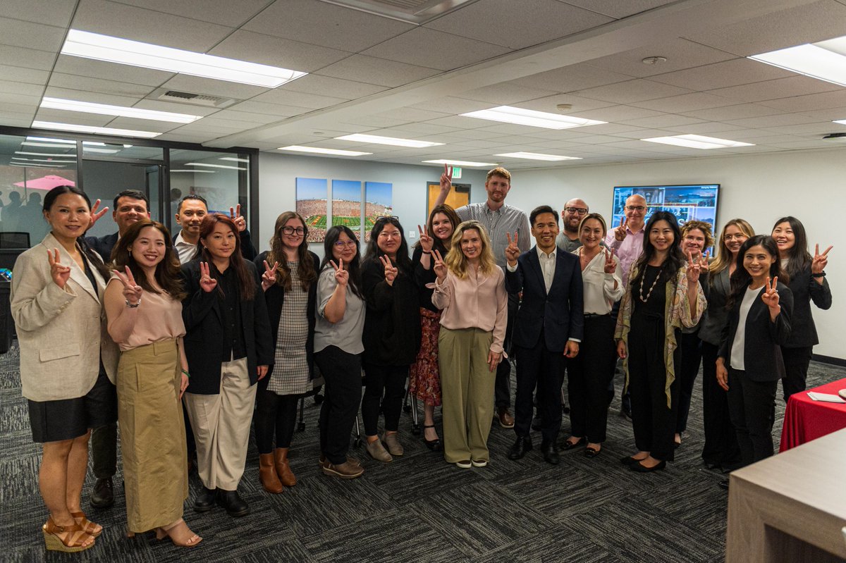 USC's tweet image. This week, Interim President Beong-Soo Kim visited the Office of International Students and spent time with their incredible staff, who welcome and support our students from around the world.